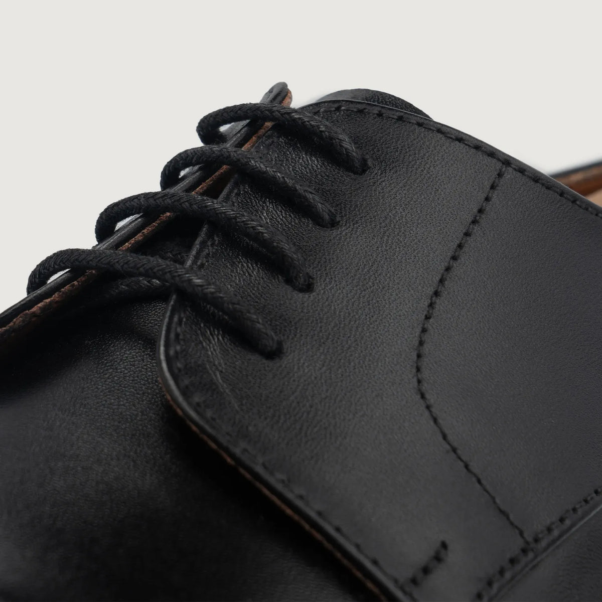 High-Traction Rubber Outsole & Lug Tread Pattern on Attorney Кожаные туфли дерби для Мужчин For Men
