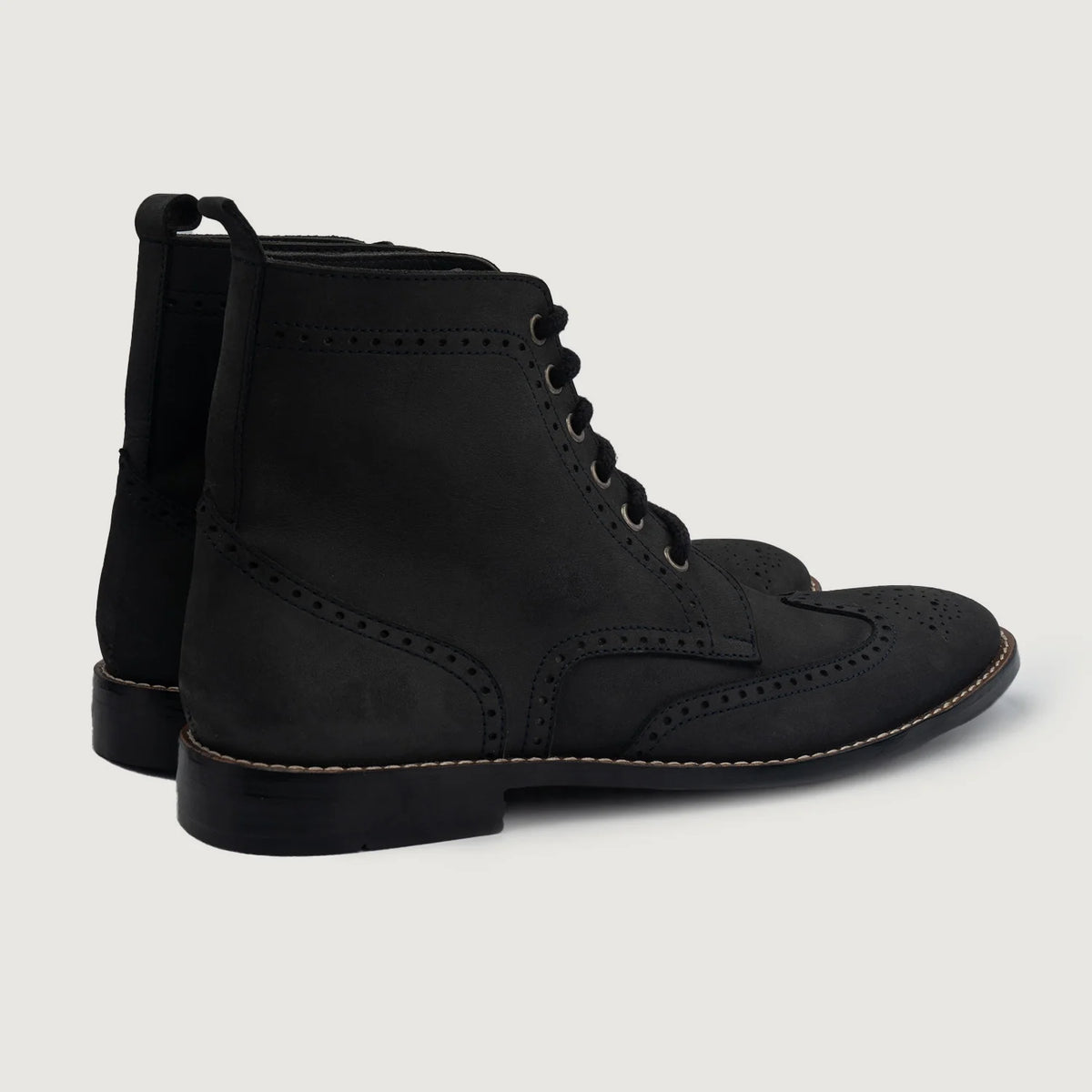 Duster Brogues Derby Черный Nubuck Кожаные ботинки для Мужчин For Men - Вид сбоку, демонстрирующий эргономичный крой рукава
