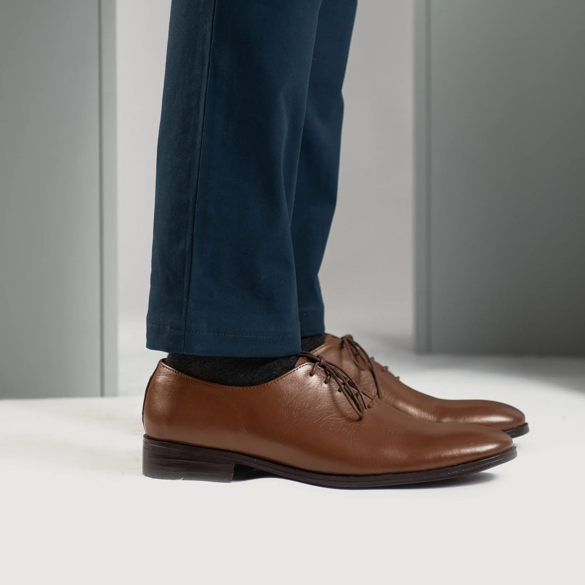 Tailored Rib Cuffs & Hem Craftsmanship Construction Detail on Director Wholecut Рыжий Кожаная обувь для Мужчин