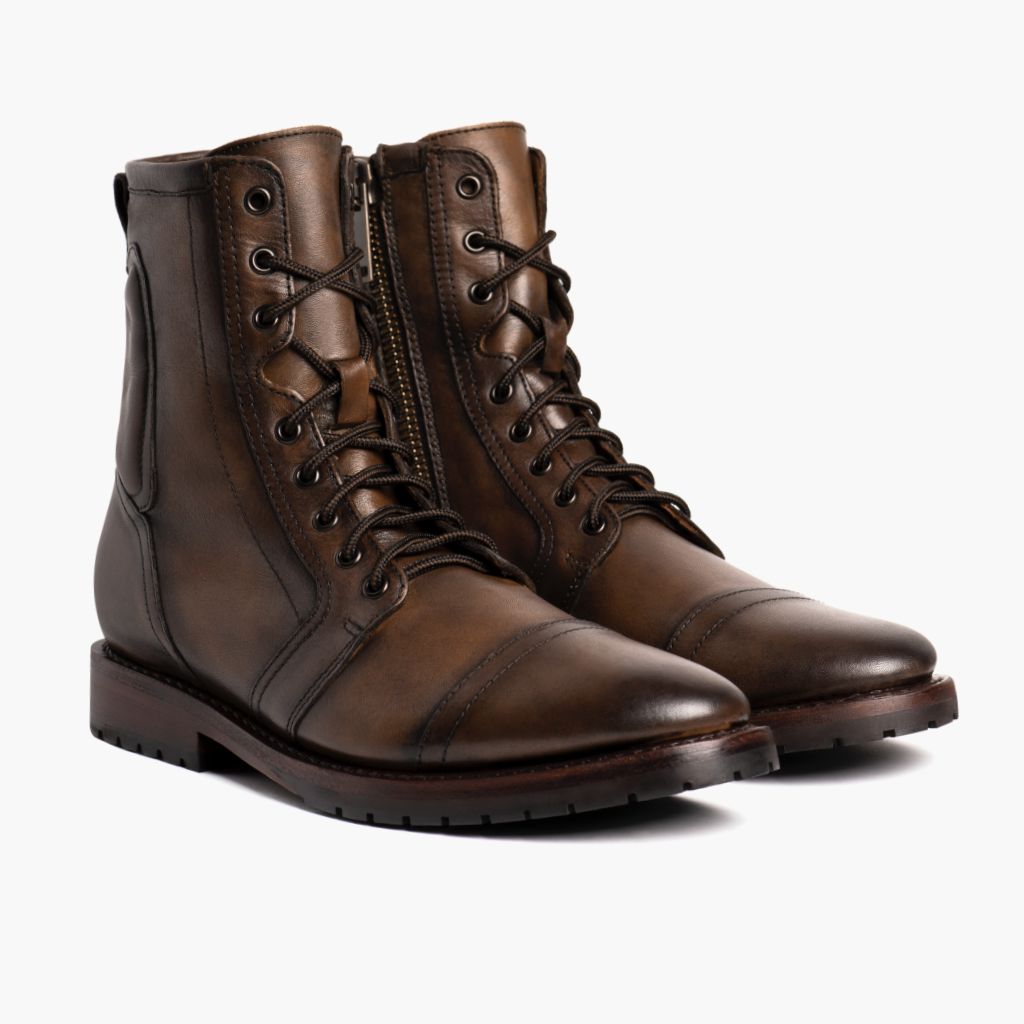 Casa Moto Anejo Кожаные ботинки для Мужчин in Classic Full-Grain Leather - Вид спереди и приталенный силуэт | Купить в официальном онлайн-магазине