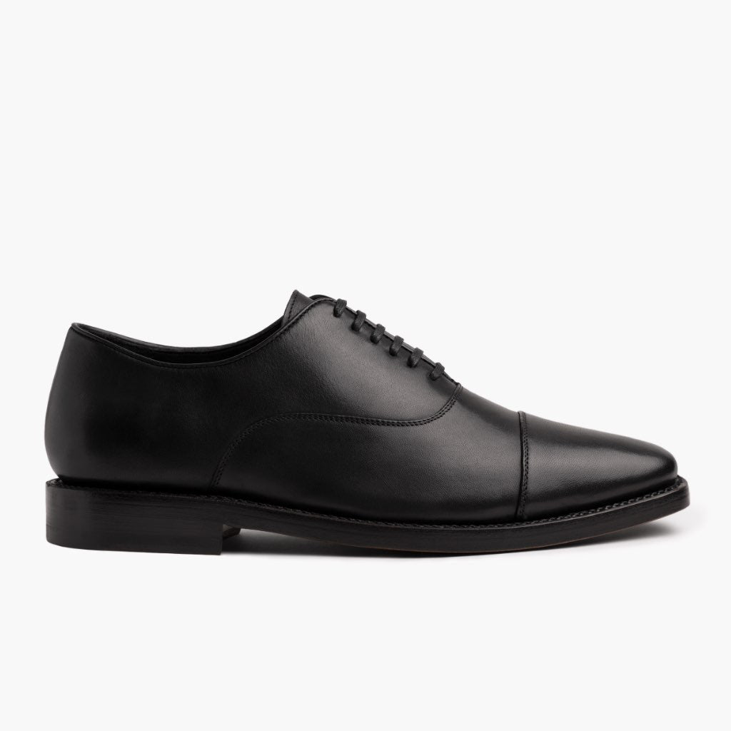 Black Full-Grain leather Sneakers - Рантовая конструкция Goodyear Welt и носок обуви
