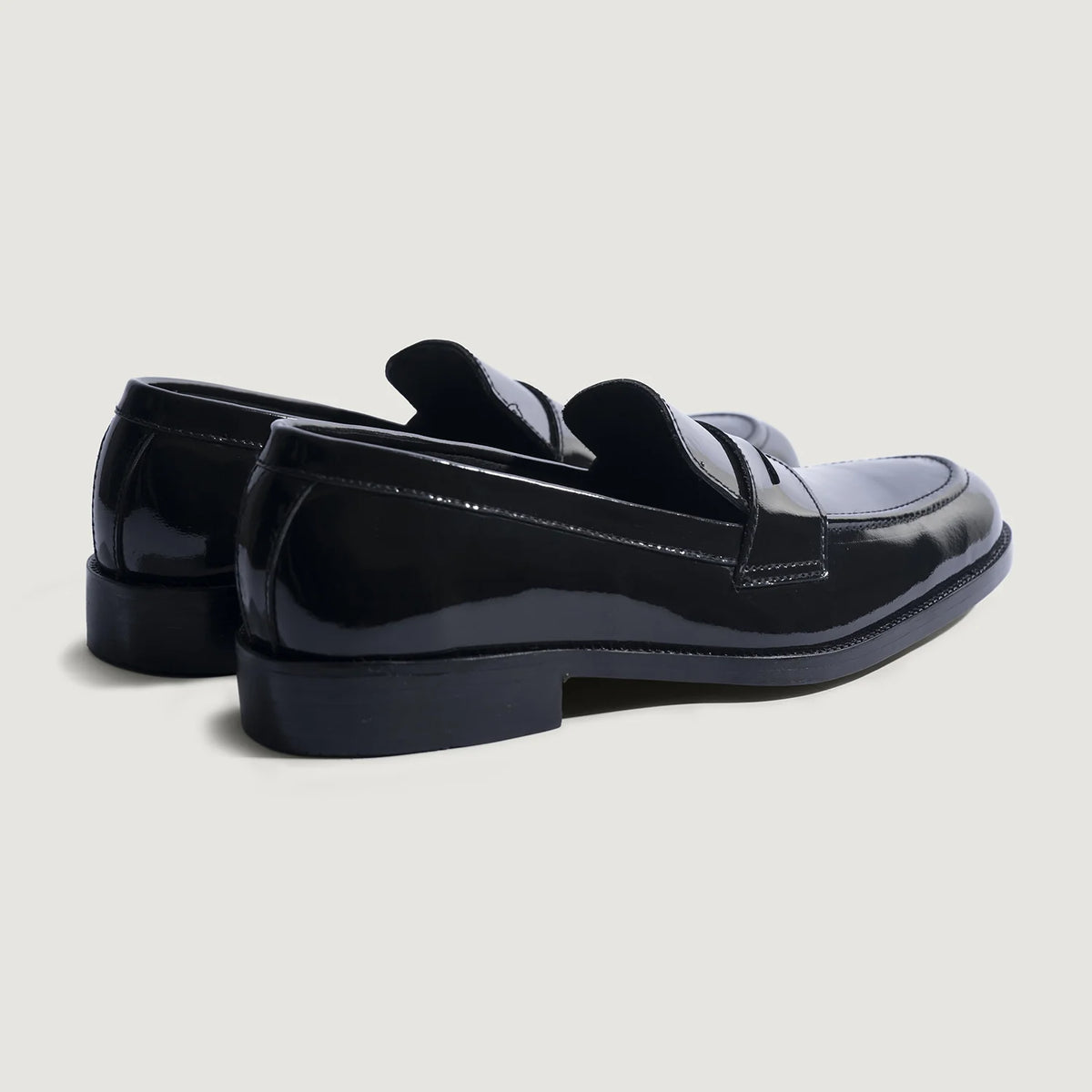 High-Traction Rubber Outsole & Lug Tread Pattern on Baxton Черный Patent Кожаные лоферы для Мужчин For Men