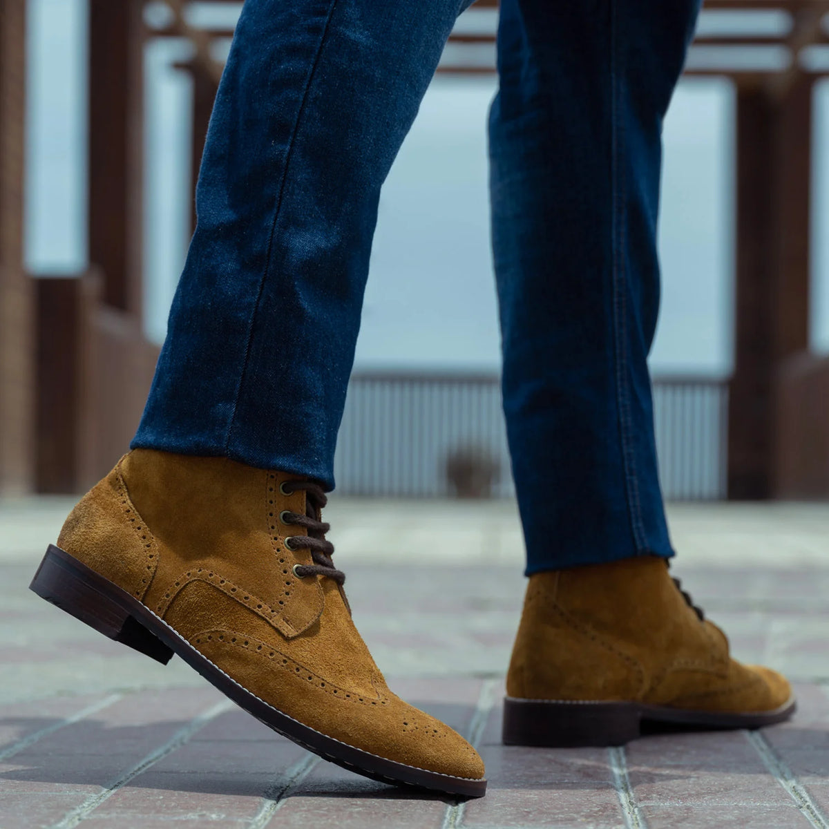 Как выглядит на человеке:  Duster Brogues Derby Коричневый Suede Кожаные ботинки - StudGuard для Мужчин на модели — естественные складки при дневном свете