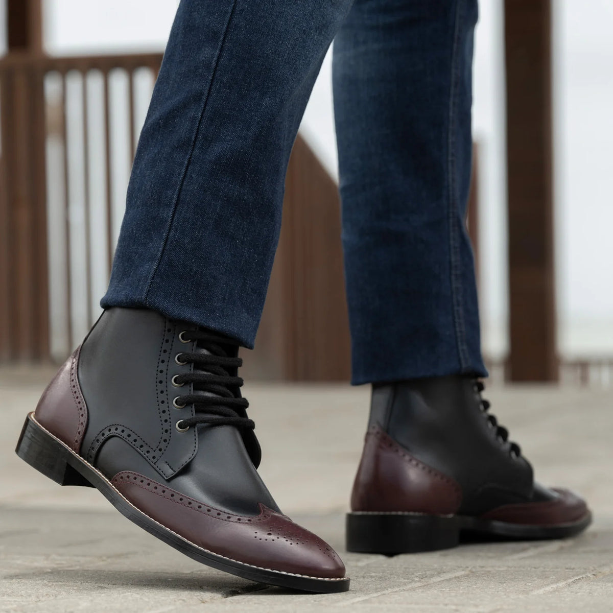 Как выглядит на человеке:  Duster Brogues Derby Maroon Black Leather Boots StudGuard For Men на модели — естественные складки при дневном свете