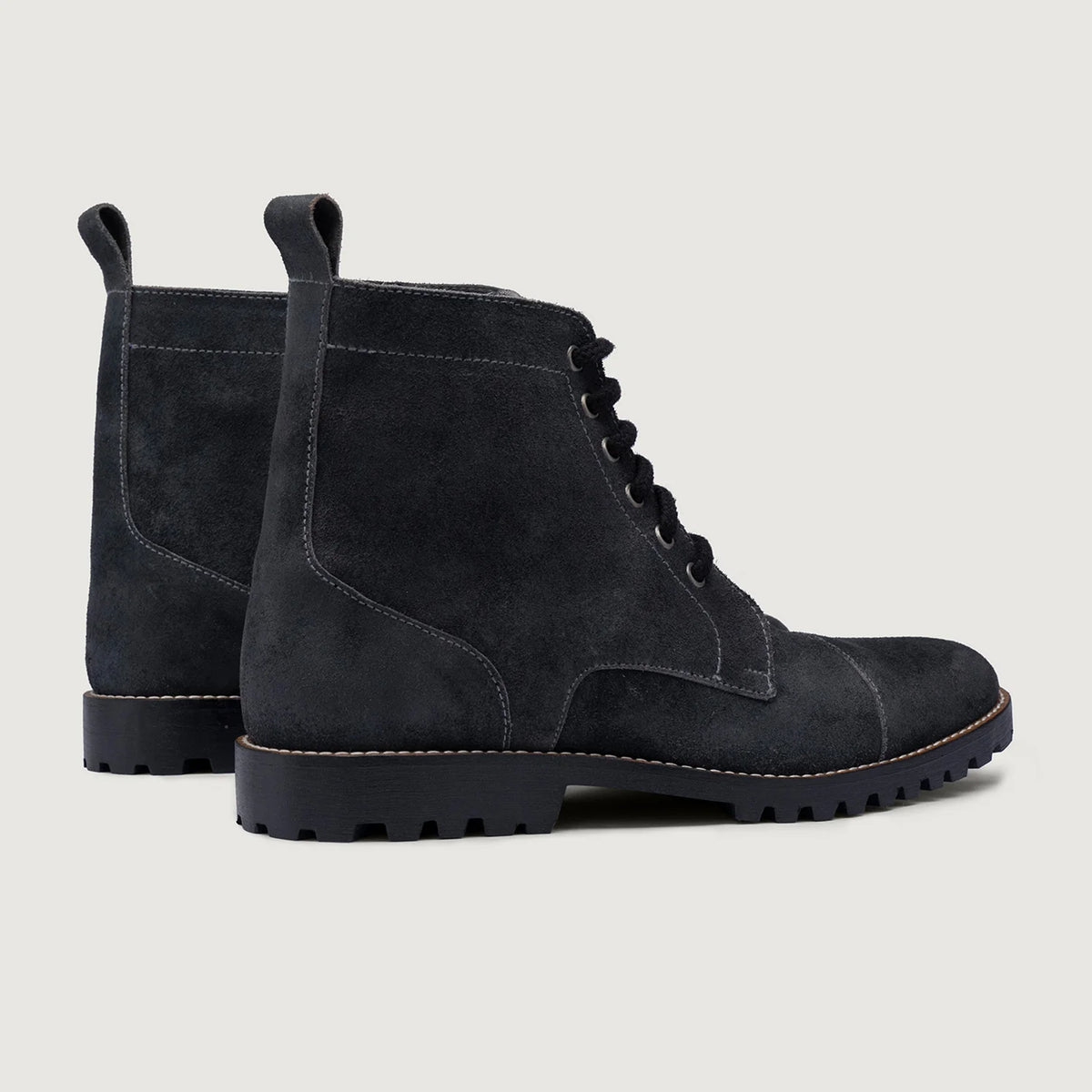 High-Traction Rubber Outsole & Lug Tread Pattern on Knight Derby Grey Suede Кожаные ботинки - TerraGrip для Мужчин