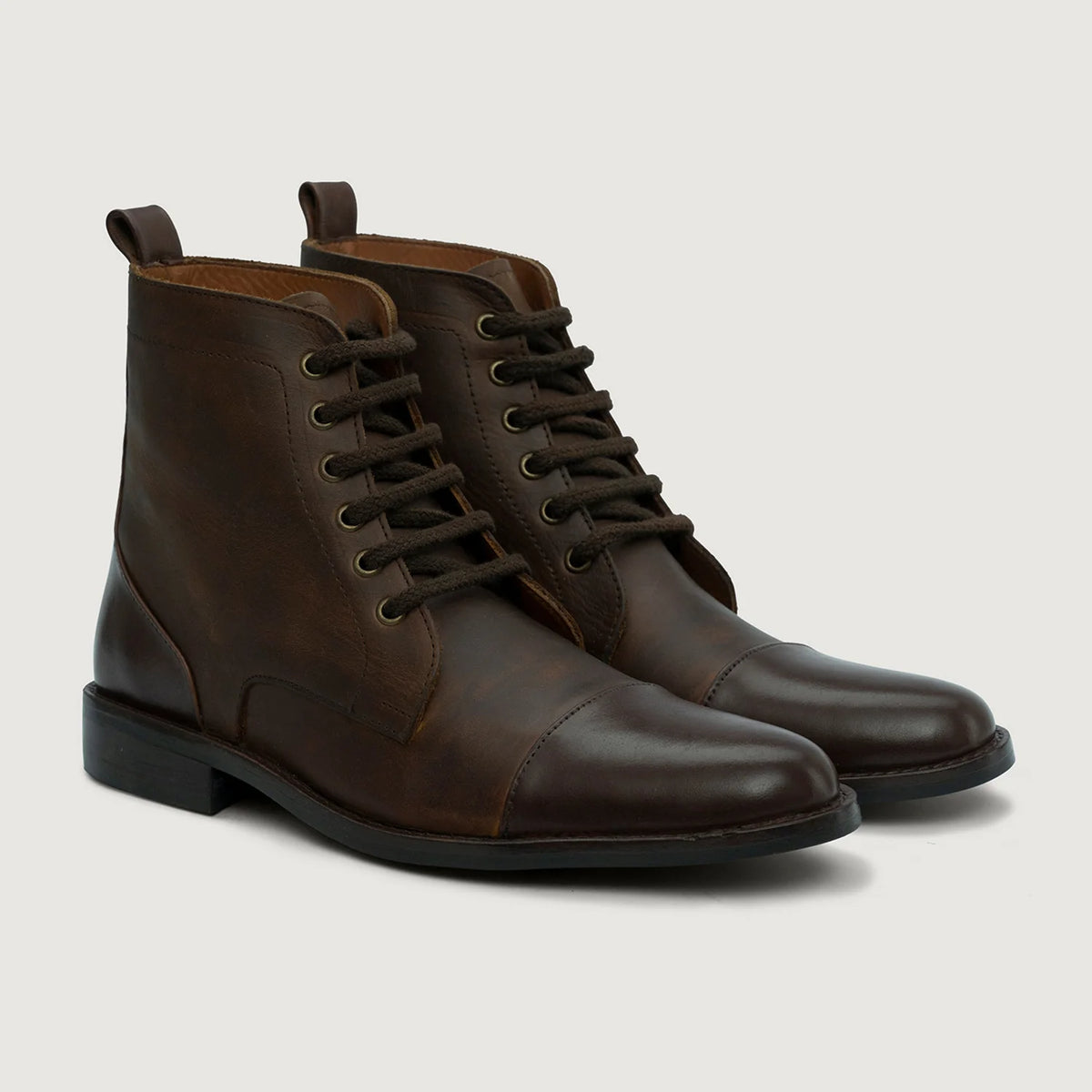 Knight Derby Hybrid Brown Leather Boots StudGuard For Men in Distressed Brown Full-Grain Leather - Вид сбоку | Купить в официальном онлайн-магазине