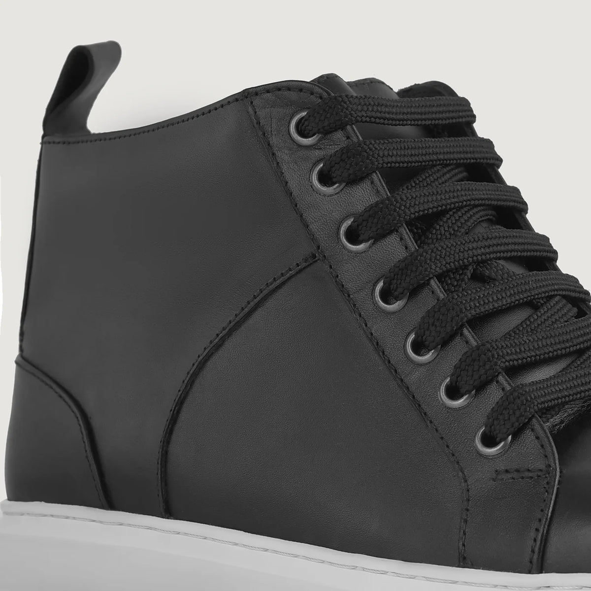 High-Traction Rubber Outsole & Lug Tread Pattern on Marty High Top Черный Кожаные кеды для Мужчин