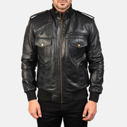 
Крупный план деталей of High neck & Zipper Hardware on Agent Shadow Черный Кожаный бомбер для Мужчин