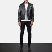 
Allaric Alley Black Leather Biker Jacket - Вид сбоку, демонстрирующий эргономичный крой рукава