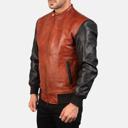 
Как выглядит на человеке:  Avan Black Leather Bomber Jacket на модели — естественные складки при дневном свете
