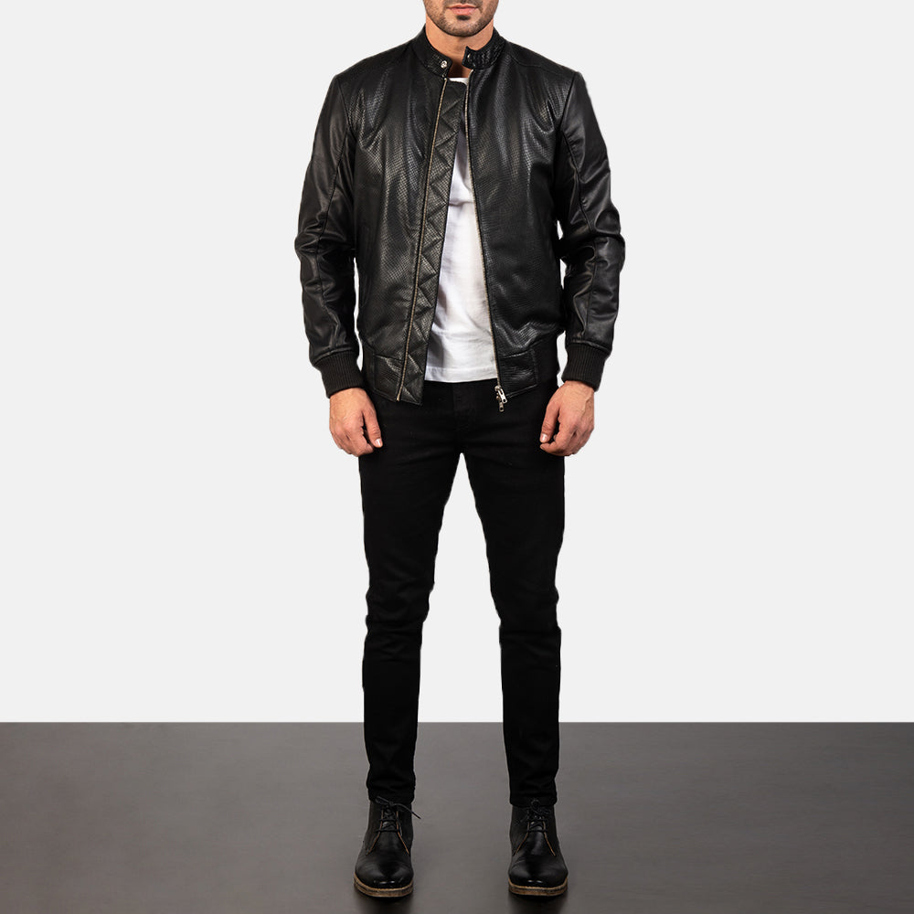 
Avan Black Leather Bomber Jacket - Вид сбоку, демонстрирующий эргономичный крой рукава