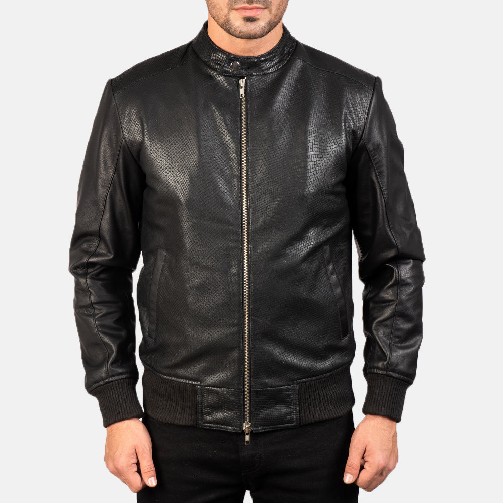 
Крупный план деталей of Band with Snap Button & Zipper with Dual Puller Hardware on Avan Black Leather Bomber Jacket