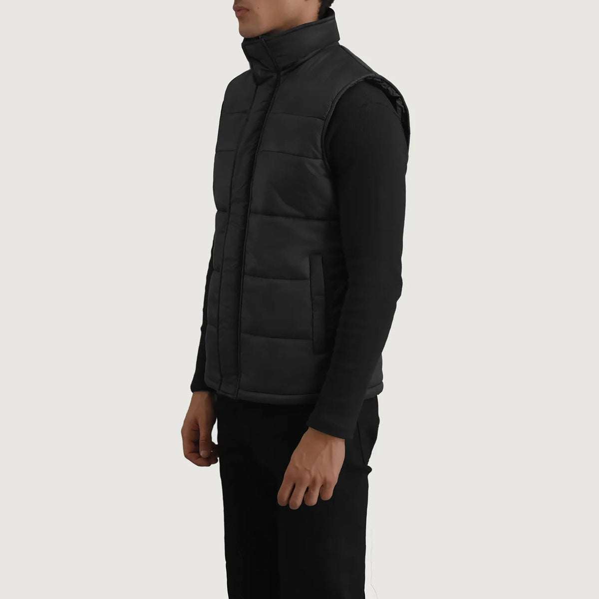 
Black Full-Grain leather Vest - Вид сзади, подчеркивающий посадку по плечам и ровный край