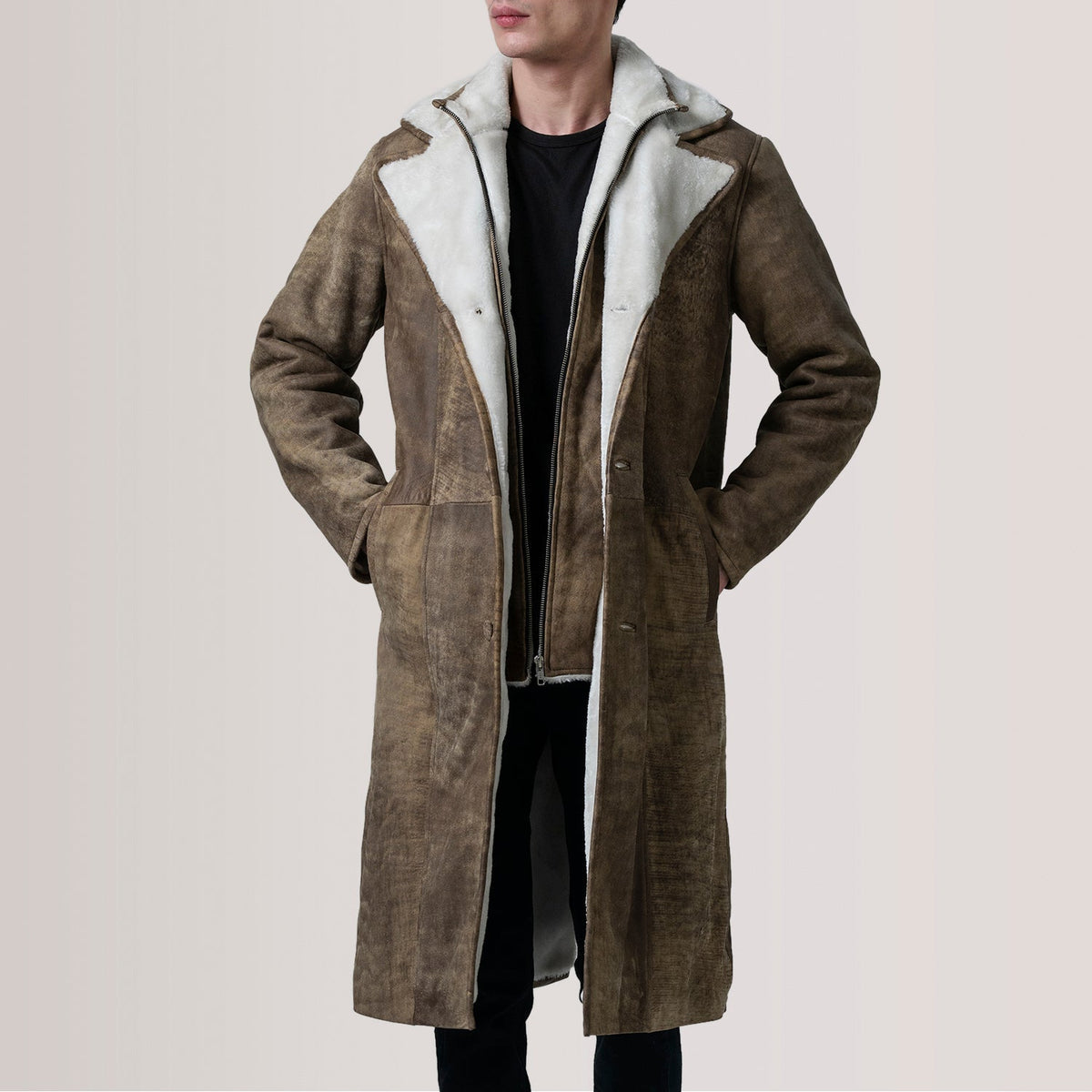 
Cai Distressed Коричневый Leather Shearling Кожаное пальто для Мужчин For Men in Distressed Brown Sheepskin Snuffed - Вид спереди и приталенный силуэт | Купить в официальном онлайн-магазине