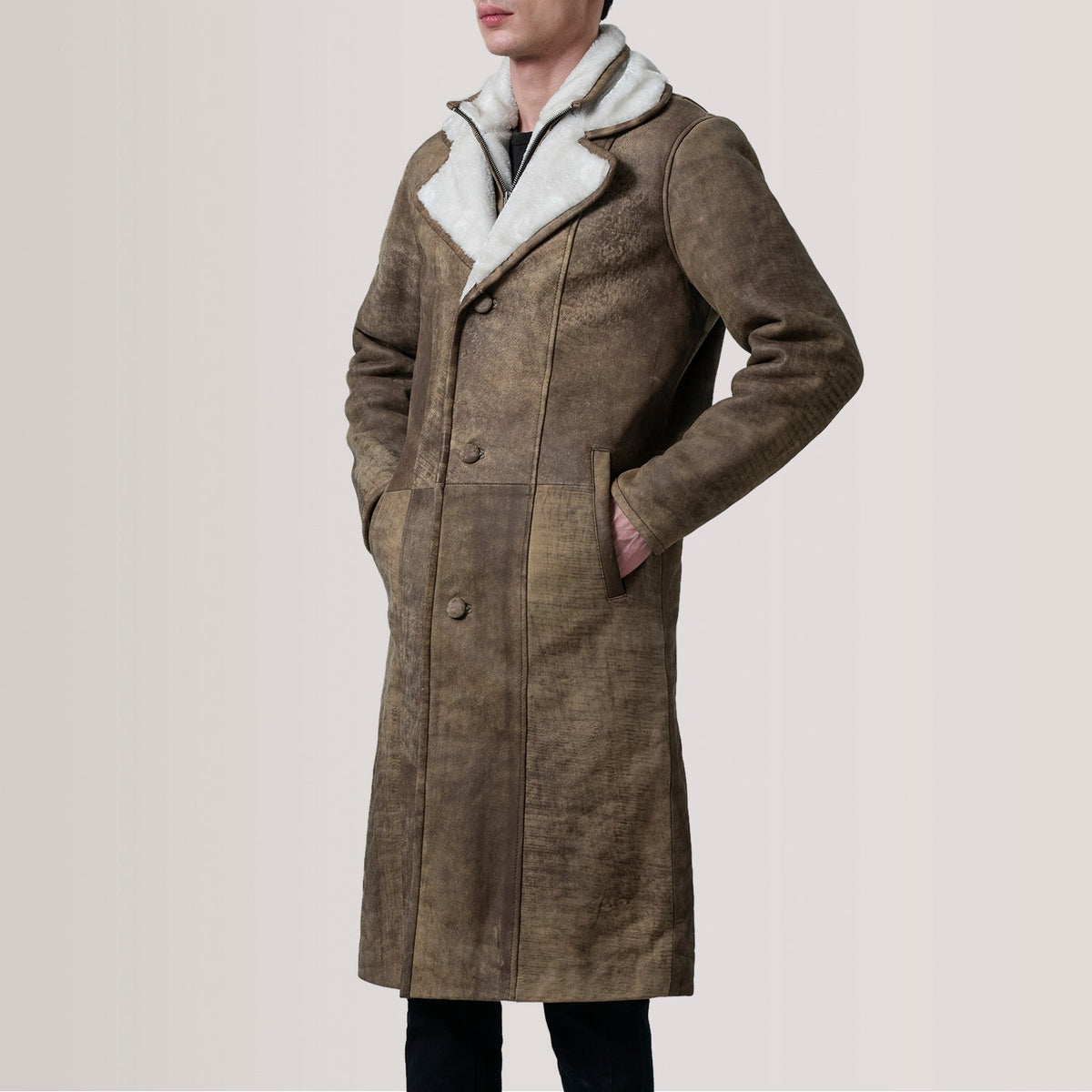 Cai Distressed Brown Leather Shearling Coat For Men - Вид сбоку, демонстрирующий эргономичный крой рукава