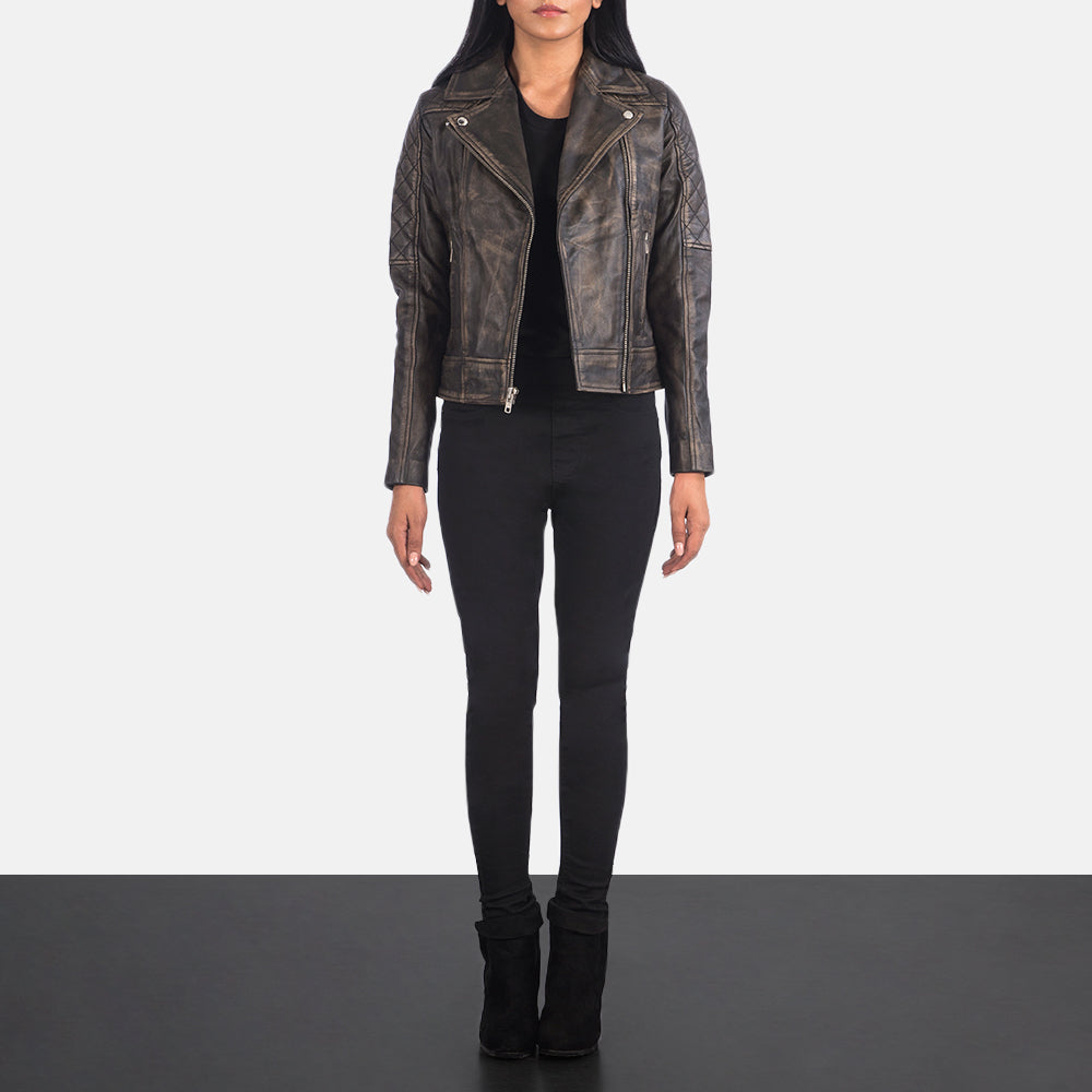 
Carolyn Quilted Distressed Brown Biker Jacket - Вид сбоку, демонстрирующий эргономичный крой рукава