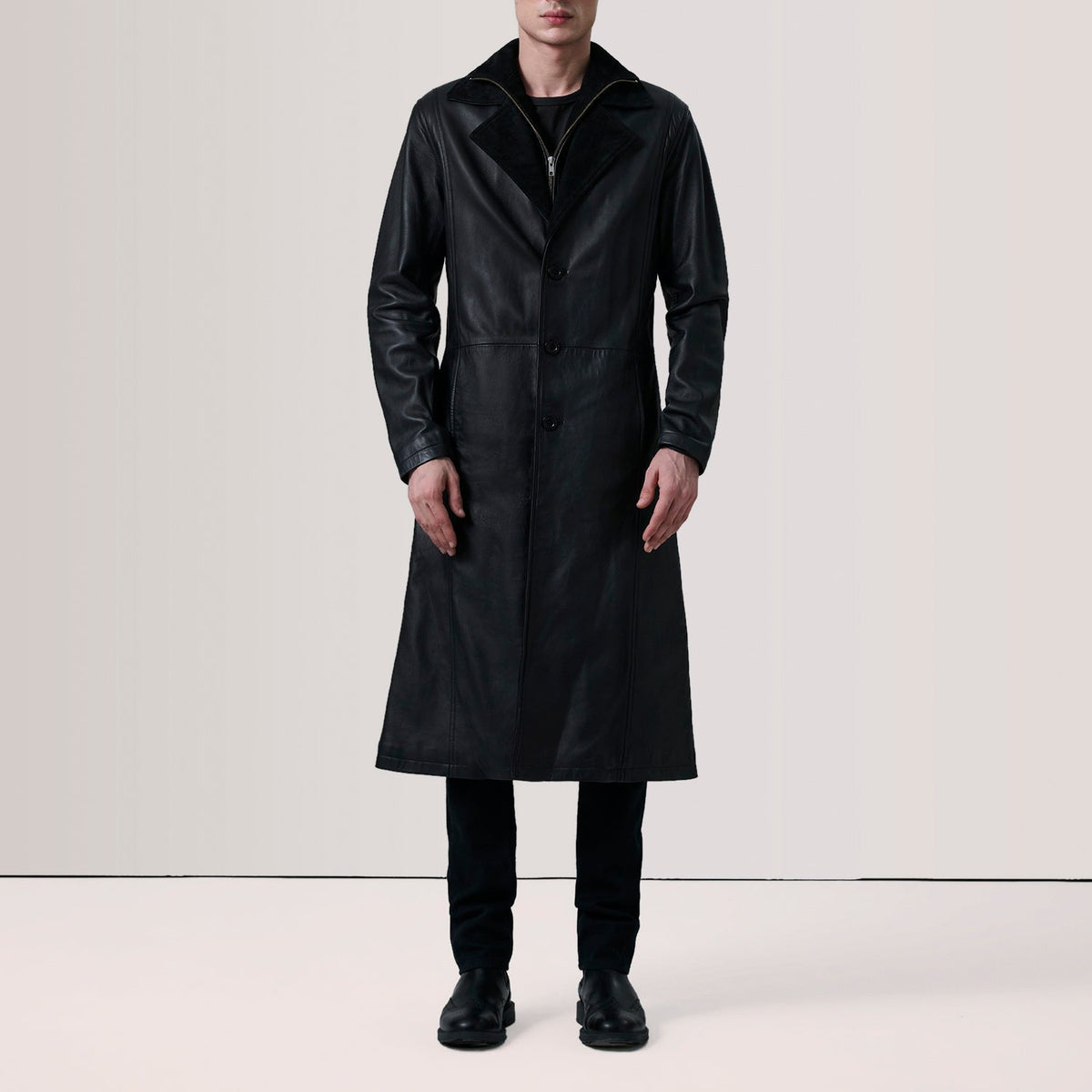 
Charlton Черный Leather Single Breasted Кожаное пальто для Мужчин - Вид сзади, подчеркивающий посадку по плечам и ровный край