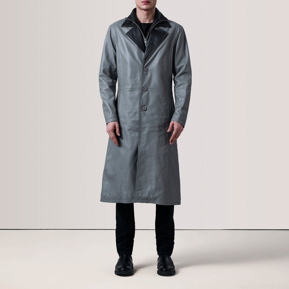 
Grey Sheepskin leather Coat - Вид сзади, подчеркивающий посадку по плечам и ровный край