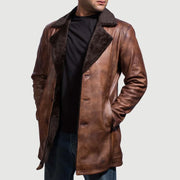 
Cinnamon Distressed Leather Fur Кожаное пальто для Мужчин - Вид сзади, подчеркивающий посадку по плечам и ровный край