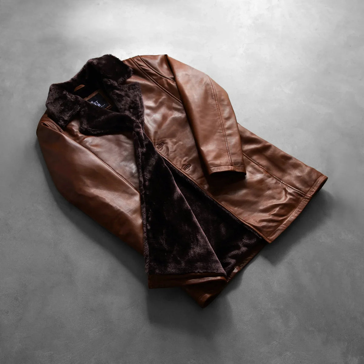 
Cinnamon Distressed Leather Fur Кожаное пальто для Мужчин - Natural Daylight Drape