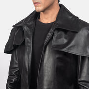 
Крупный план деталей of Classic Collar & Heavy-Duty Zipper Hardware on Classic Черный Leather Duster для Мужчин