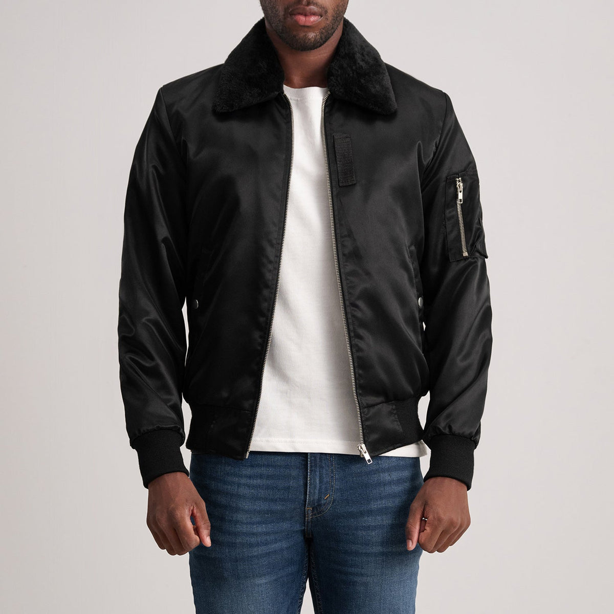 
Крупный план деталей of Removable faux fur collar & Zipper Hardware on Clyde B-15 Black Bomber Jacket