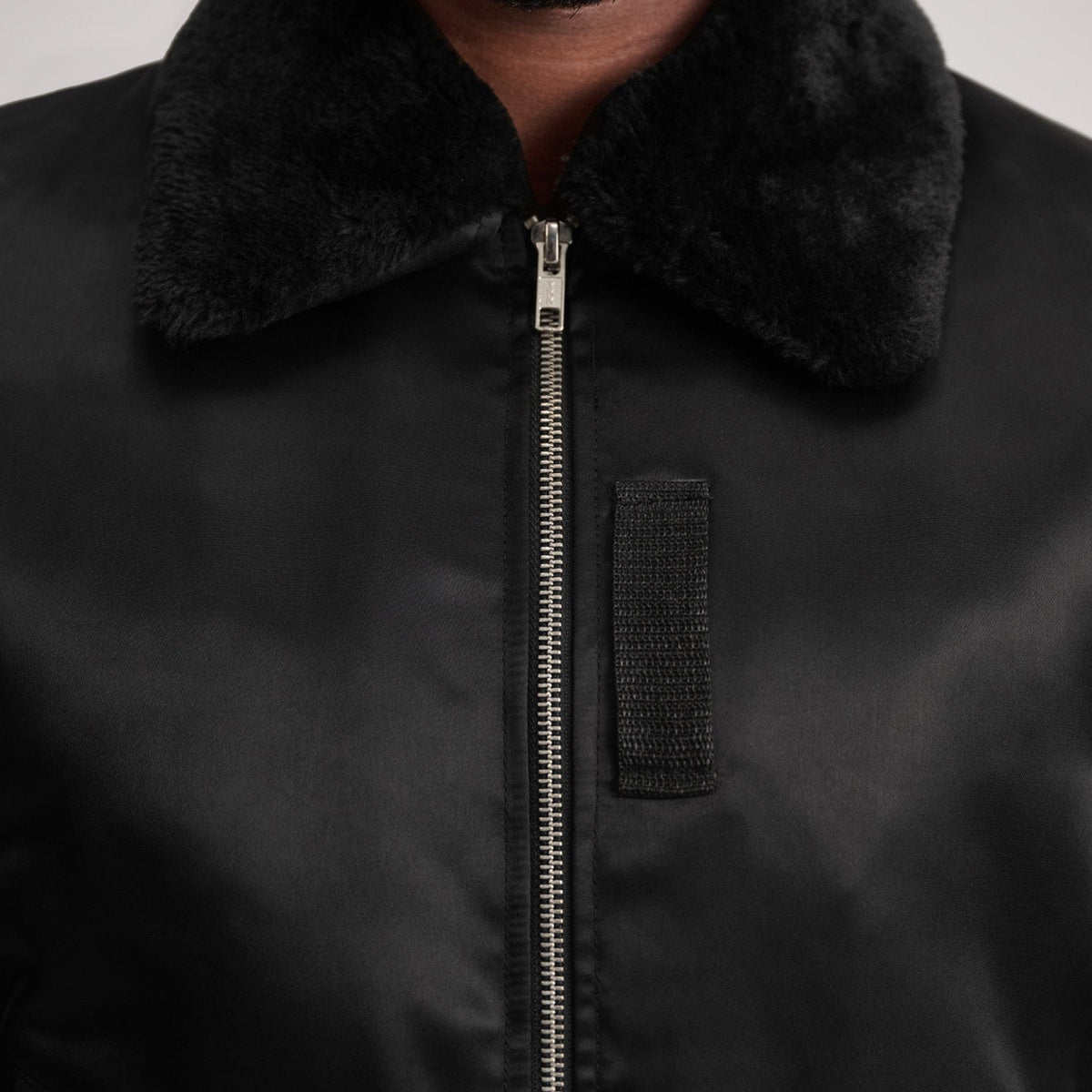 
Вид подкладки Showing Quilted Polyester Lining & Два функциональных внутренних кармана
