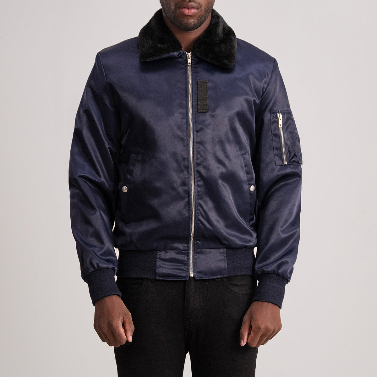 
Clyde B-15 Синий Кожаный бомбер для Мужчин in Blue Satin - Вид спереди и приталенный силуэт | Купить в официальном онлайн-магазине