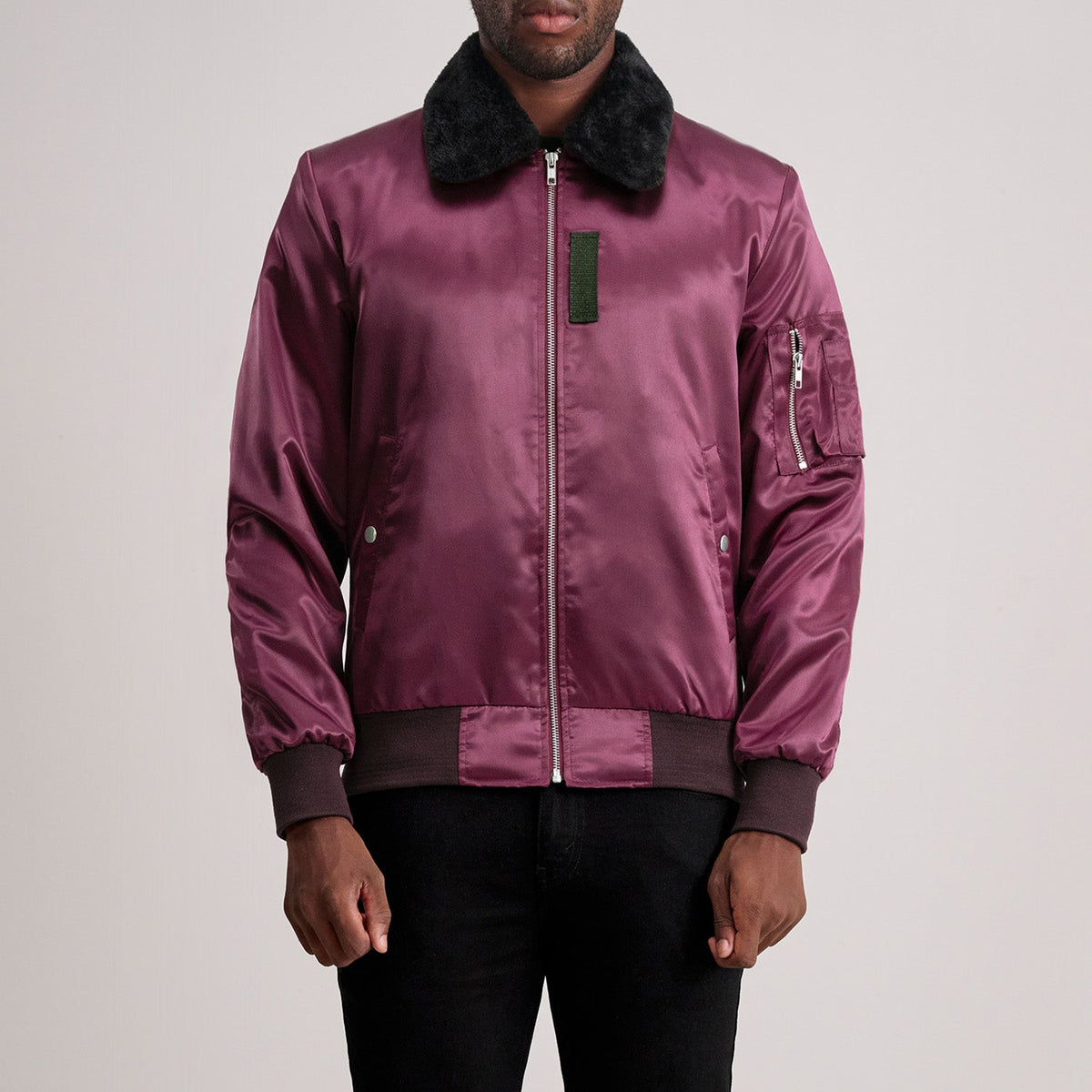 
Clyde B-15 Бордовый Кожаный бомбер для Мужчин in Maroon Satin - Вид спереди и приталенный силуэт | Купить в официальном онлайн-магазине