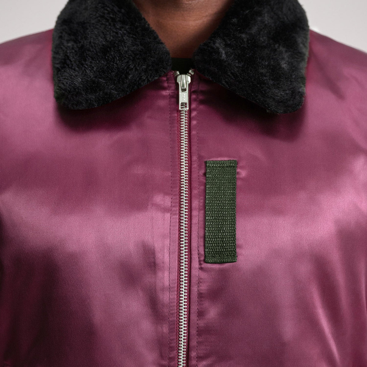 
Вид подкладки Showing Quilted Polyester Lining & Два функциональных внутренних кармана