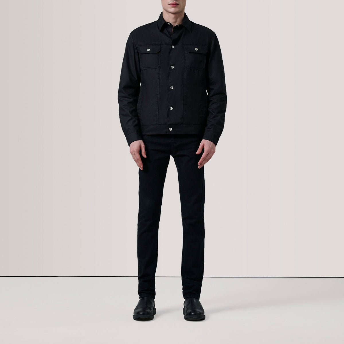 
Black Waxed Cotton Canvas Leather Jacket - Вид сзади, подчеркивающий посадку по плечам и ровный край