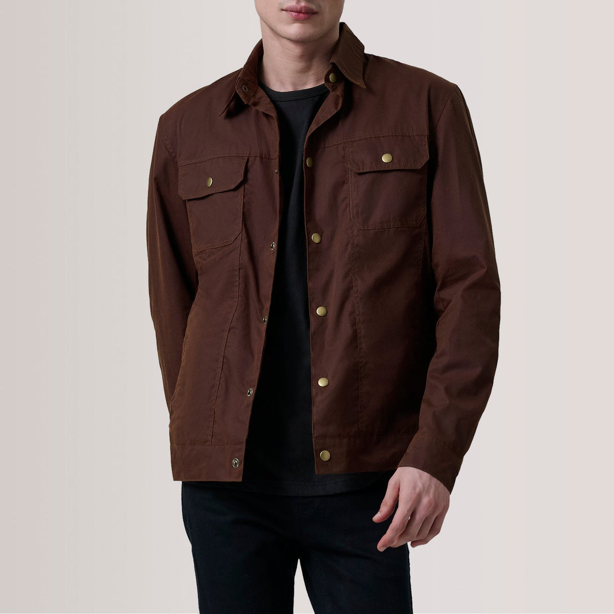 
Colberto Коричневый Waxed Canvas Trucker Кожаная куртка для Мужчин For Men in Brown Waxed Cotton Canvas - Вид спереди и приталенный силуэт | Купить в официальном онлайн-магазине