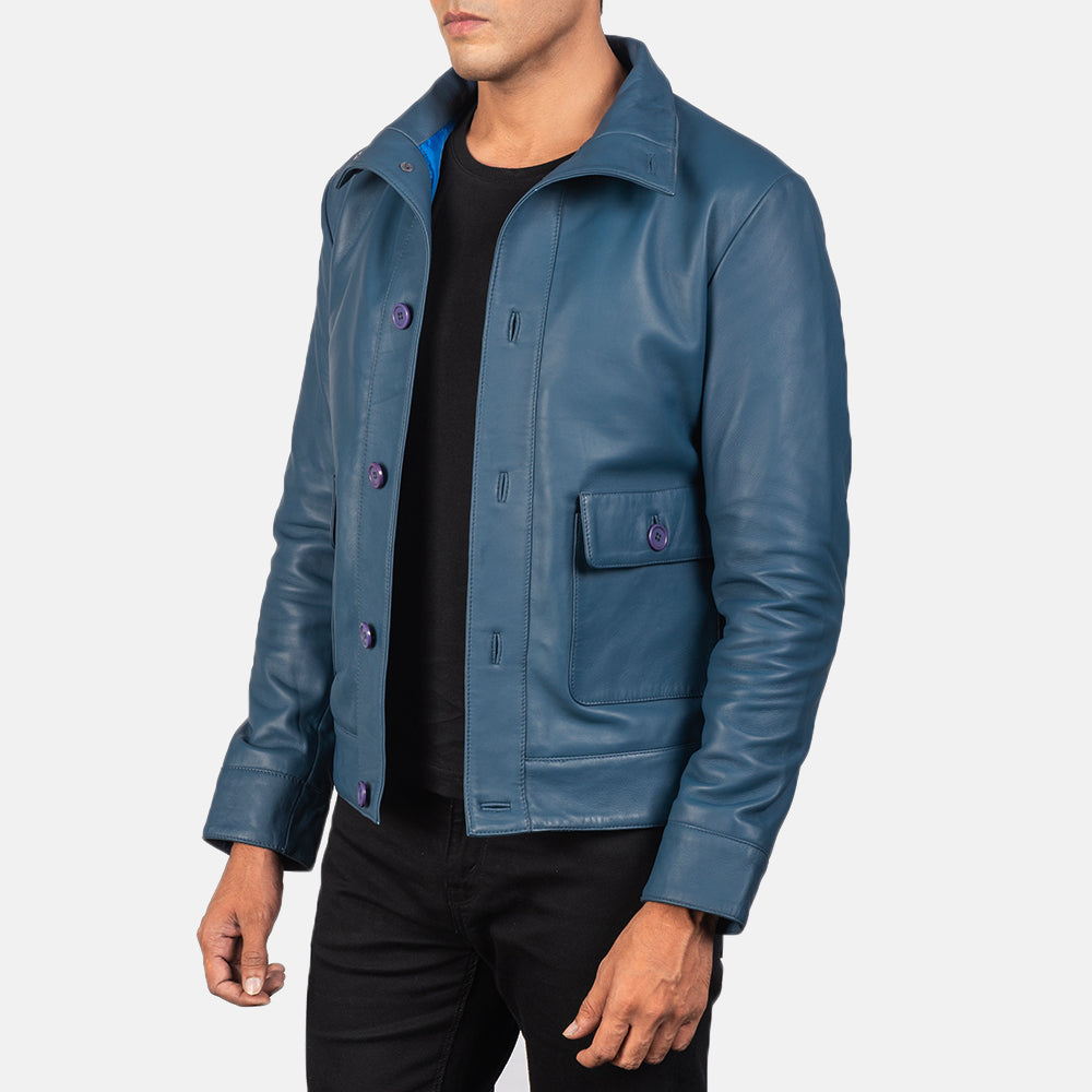 
Как выглядит на человеке:  Norman Black Hooded Bomber Leather Puffer Jacket на модели — естественные складки при дневном свете
