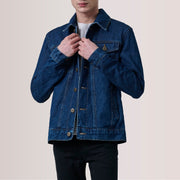 
Conard Dark Синий Denim Trucker Кожаная куртка для Мужчин For Men in Dark Blue Full-Grain Leather - Вид спереди и приталенный силуэт | Купить в официальном онлайн-магазине