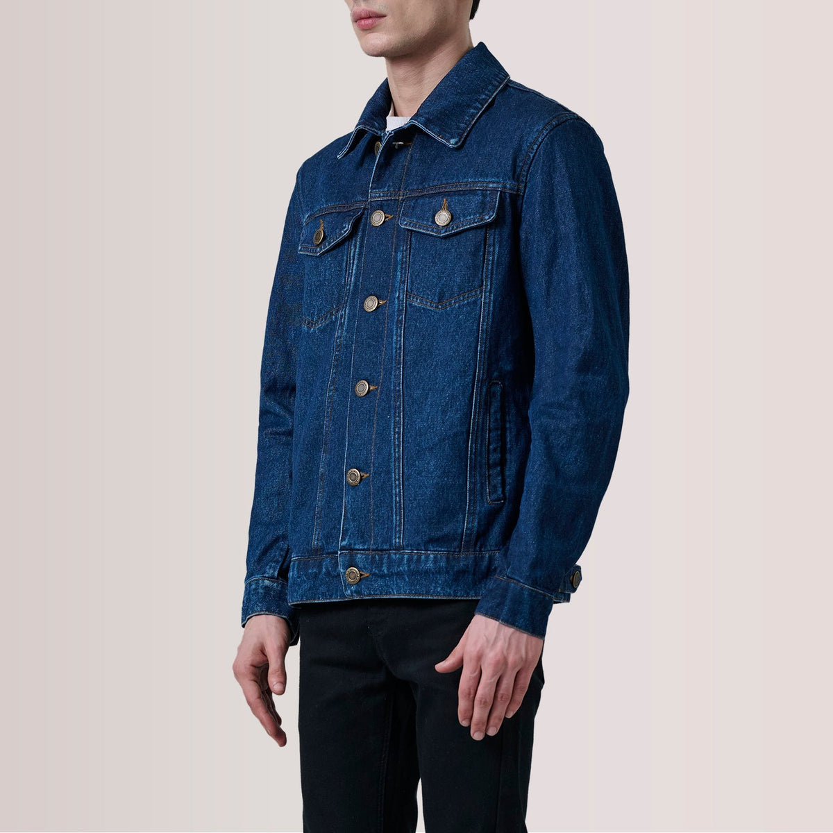 
Conard Dark Синий Denim Trucker Кожаная куртка для Мужчин For Men - Вид сбоку, демонстрирующий эргономичный крой рукава