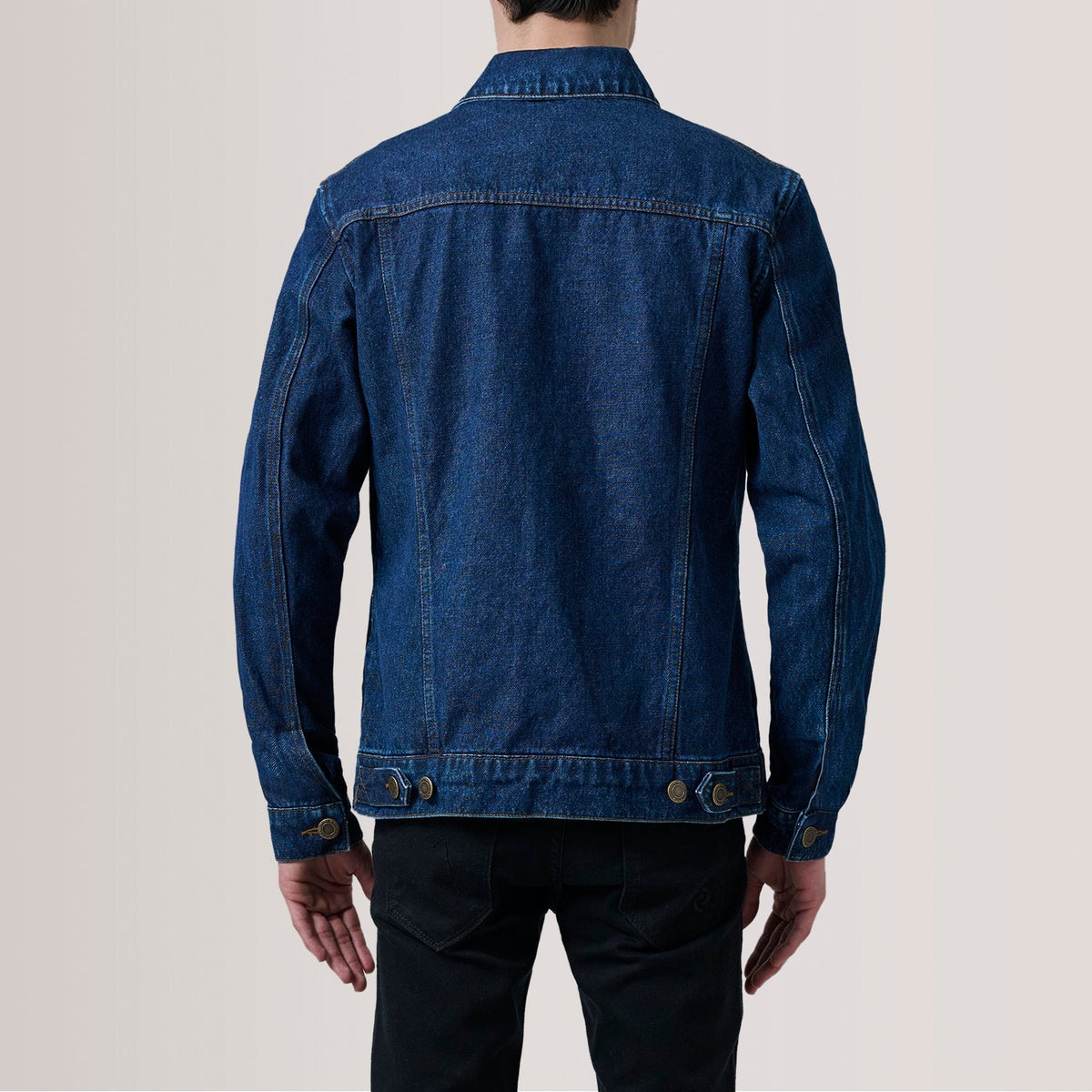 
Крупный план деталей of Classic Collar & Heavy-Duty Zipper Hardware on Conard Dark Синий Denim Trucker Кожаная куртка для Мужчин For Men
