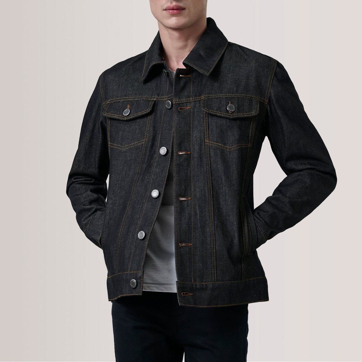 
Conard Faded Черный Denim Trucker Кожаная куртка для Мужчин For Men в натуральной черной яловой коже - Вид спереди и приталенный силуэт | Купить в официальном онлайн-магазине