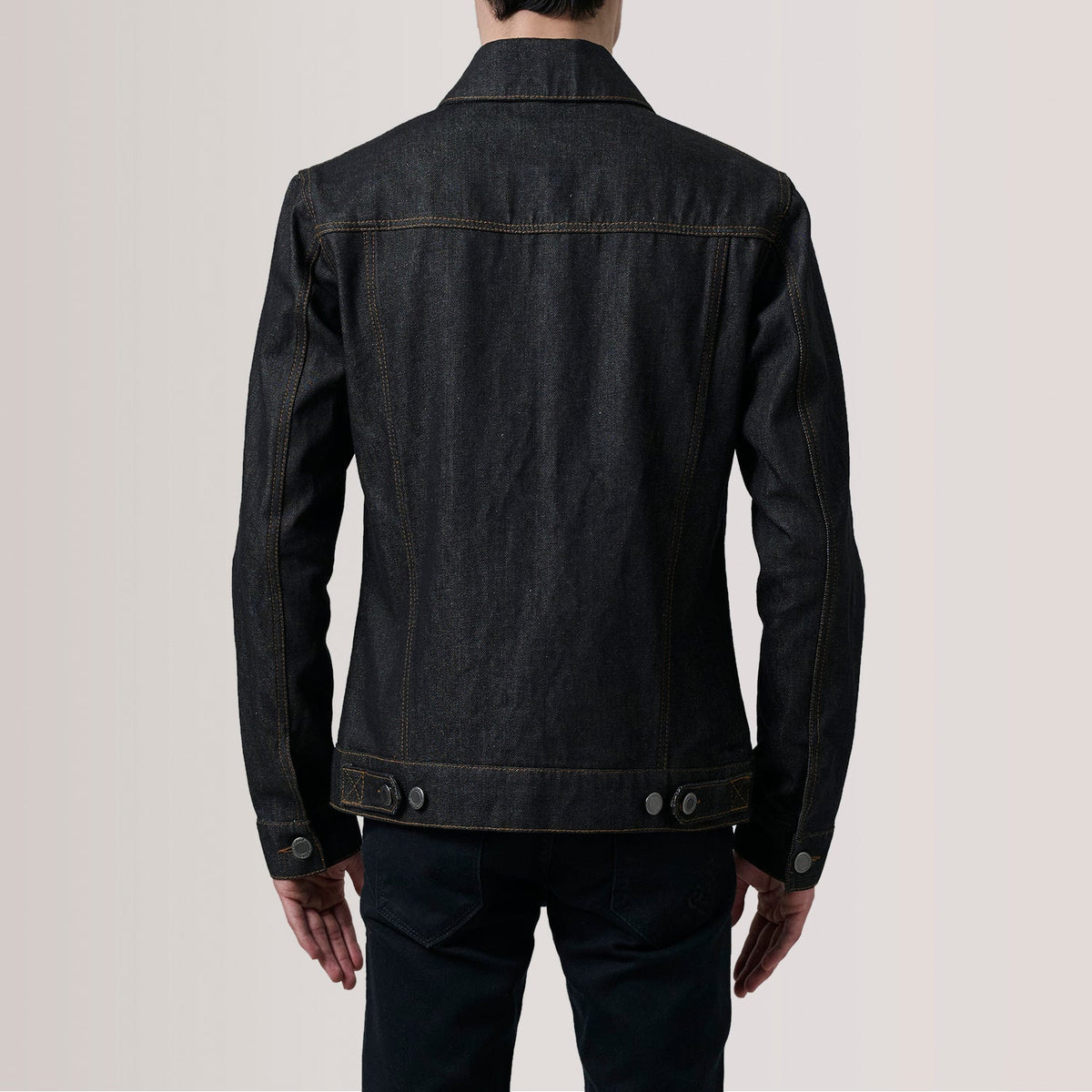 
Крупный план деталей of Classic Collar & Heavy-Duty Zipper Hardware on Conard Faded Черный Denim Trucker Кожаная куртка для Мужчин For Men