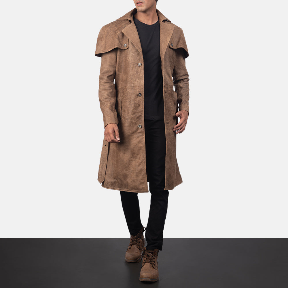 
Deux Коричневый Leather Duster для Мужчин in Distressed Brown Semi-Aniline Snuffed - Вид спереди и приталенный силуэт | Купить в официальном онлайн-магазине