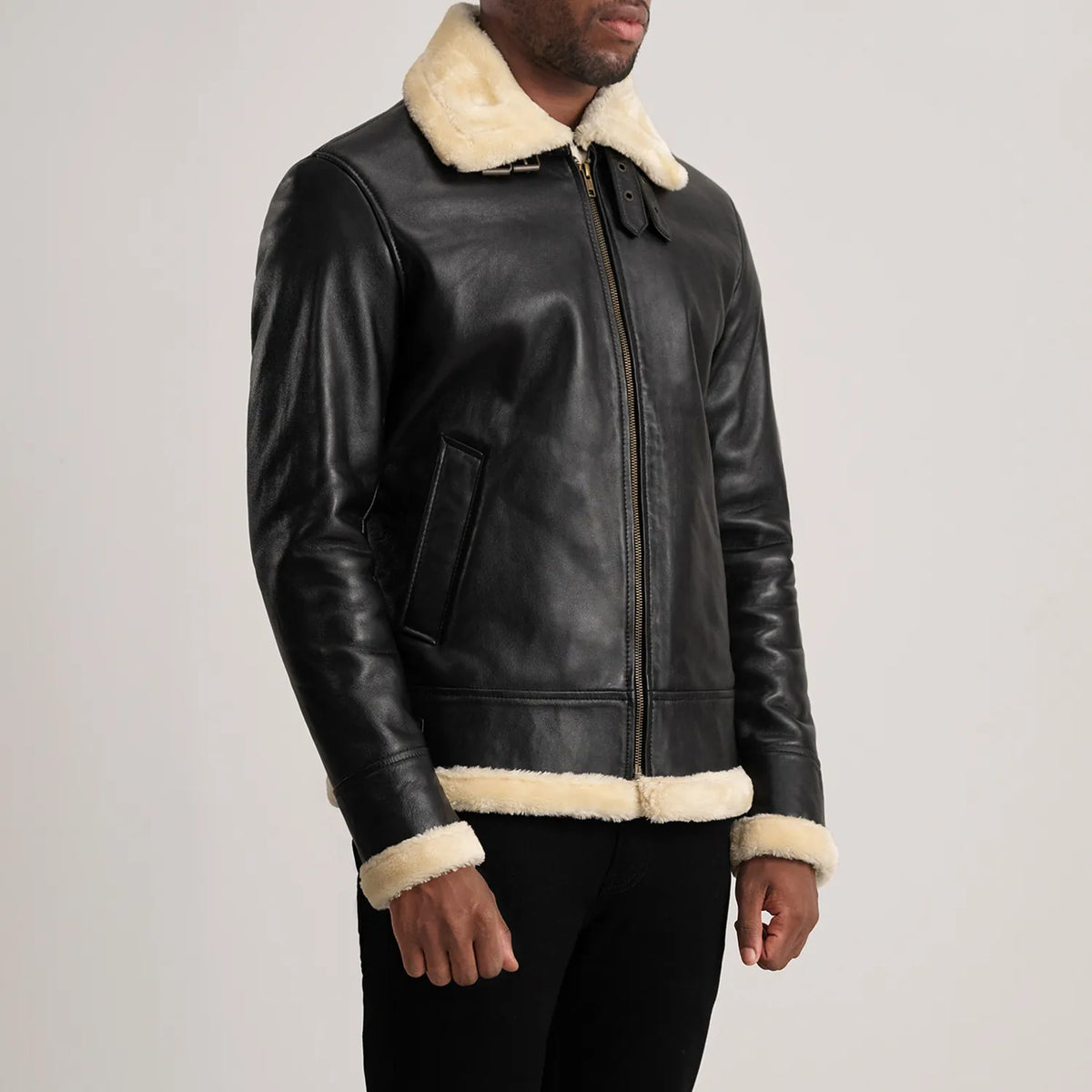 
Black Sheepskin Leather Bomber Jacket - Вид сзади, подчеркивающий посадку по плечам и ровный край