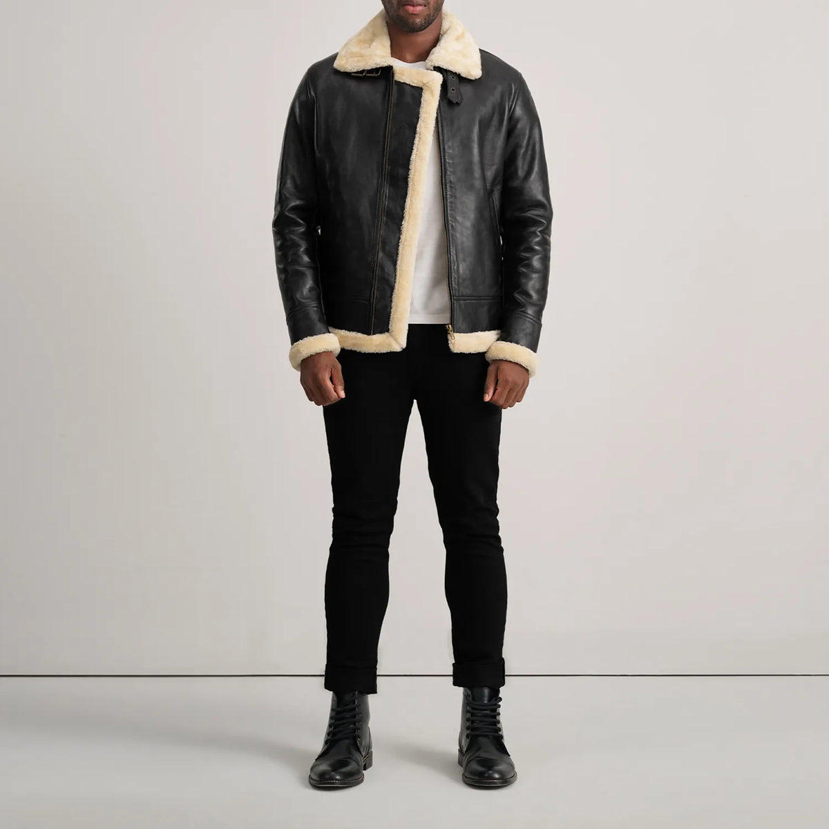 
Francis B-3 Black Leather Bomber Jacket - Вид сбоку, демонстрирующий эргономичный крой рукава