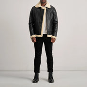 
Francis B-3 Black Leather Bomber Jacket - Вид сбоку, демонстрирующий эргономичный крой рукава