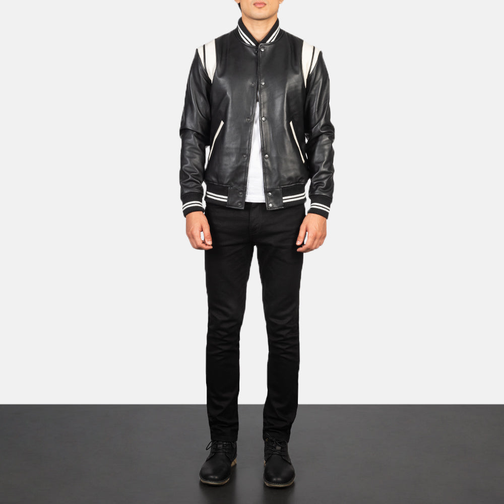 
Dantee Black Leather Varsity Jacket - Вид сбоку, демонстрирующий эргономичный крой рукава