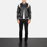 
Dantee Black Leather Varsity Jacket - Вид сбоку, демонстрирующий эргономичный крой рукава