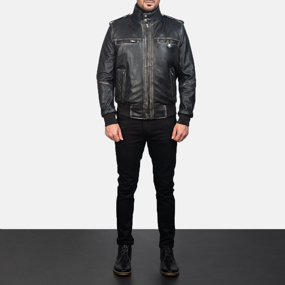 
Крупный план деталей of High neck & Zipper Hardware on Glen Street Черный Кожаный бомбер для Мужчин