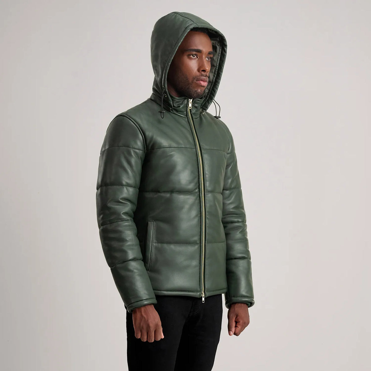 
Как выглядит на человеке:  Gordon Tan Hooded Leather Puffer Jacket на модели — естественные складки при дневном свете
