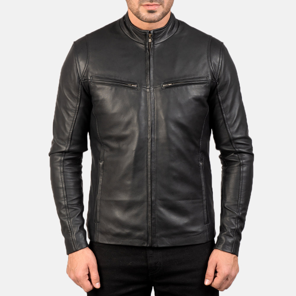 
Крупный план деталей of Band & Zipper Hardware on Ionic Black Leather Jacket
