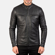 
Крупный план деталей of Band & Zipper Hardware on Ionic Black Leather Jacket