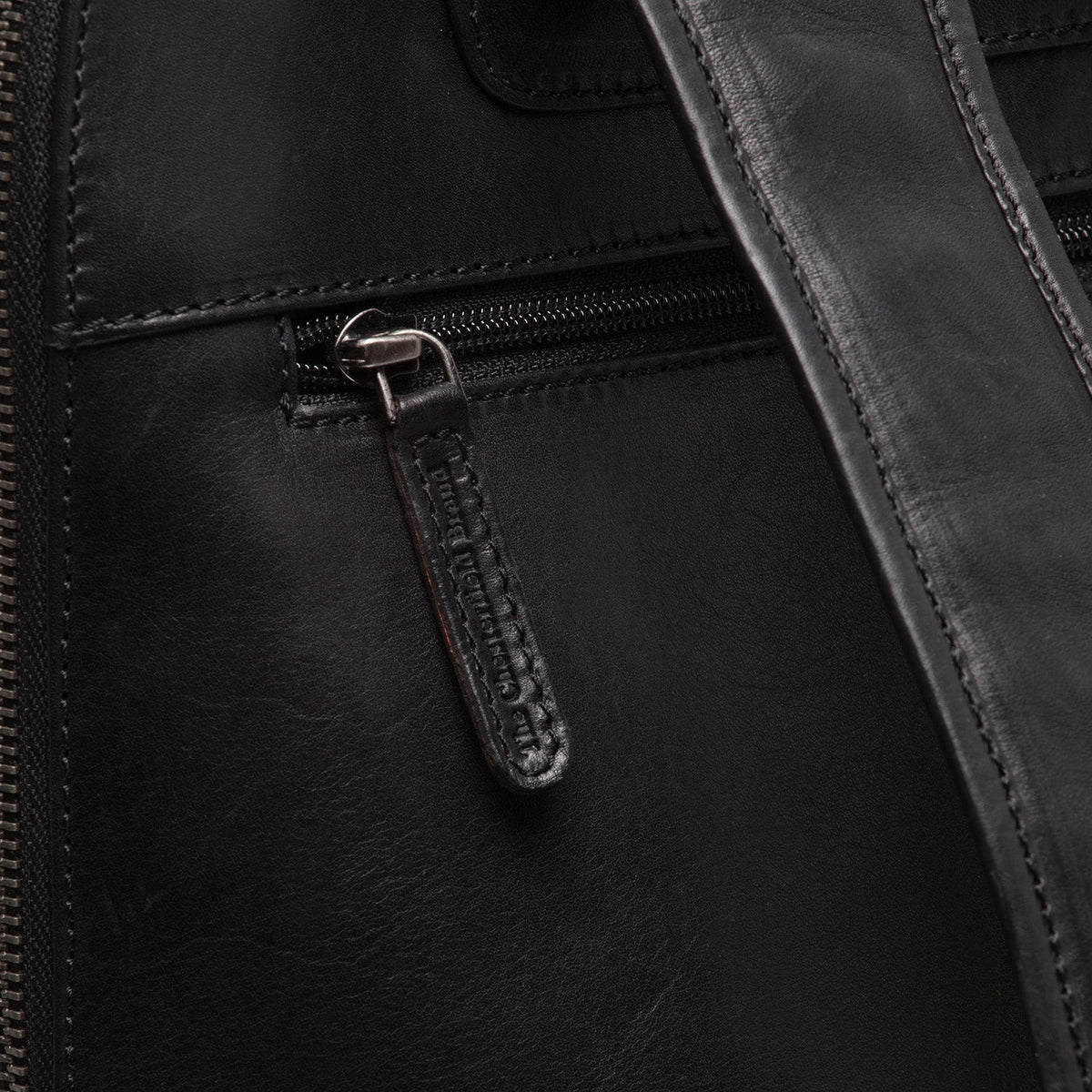 
Вид подкладки Showing Dedicated Padded Laptop Sleeve & Multi-Compartment Organization