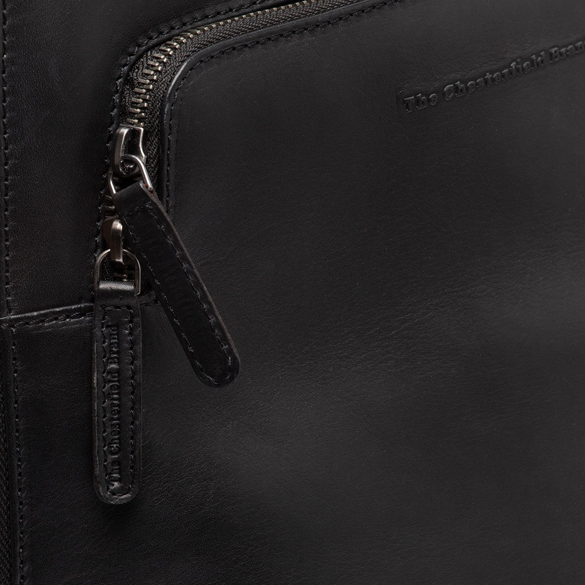 
Classic 100% Full-Grain leather Backpack - Вид сзади с усиленными кожаными ремнями и прострочкой